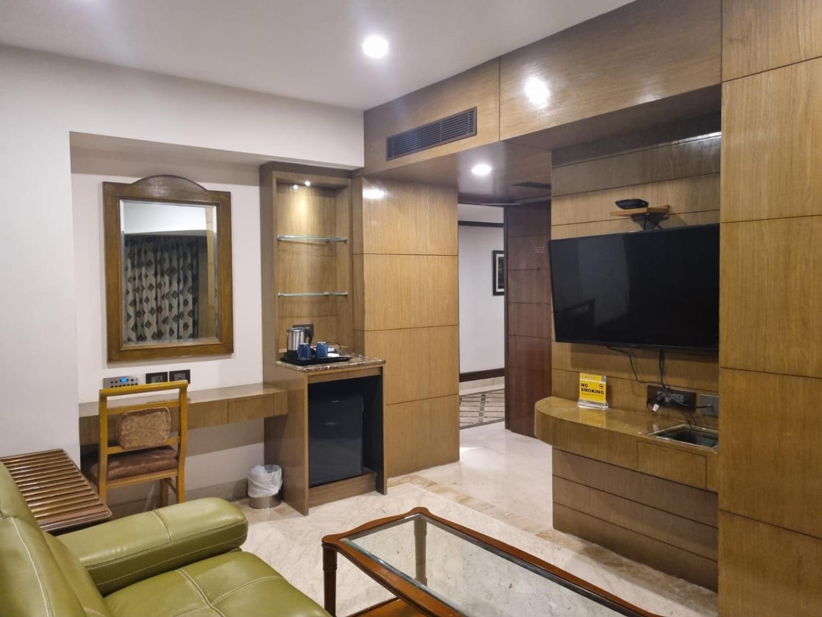 Hotel Benzz Park Csennai Kültér fotó