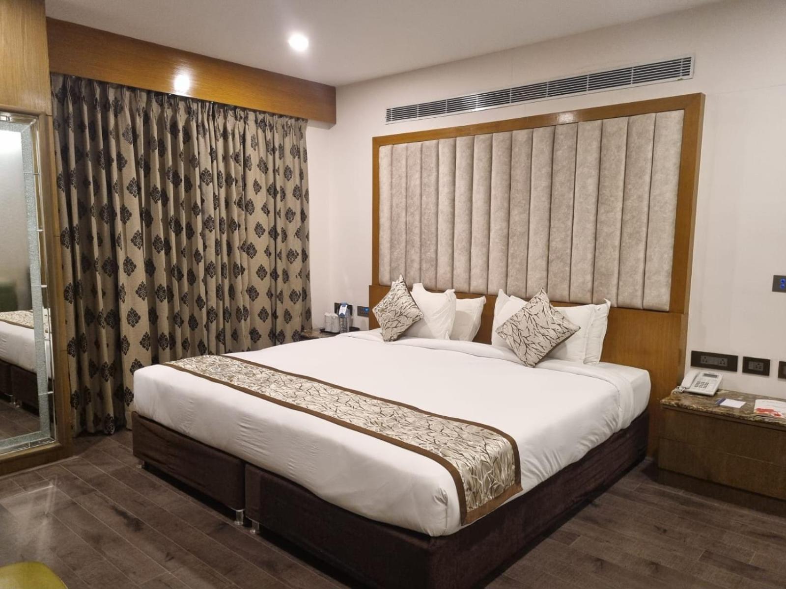 Hotel Benzz Park Csennai Kültér fotó
