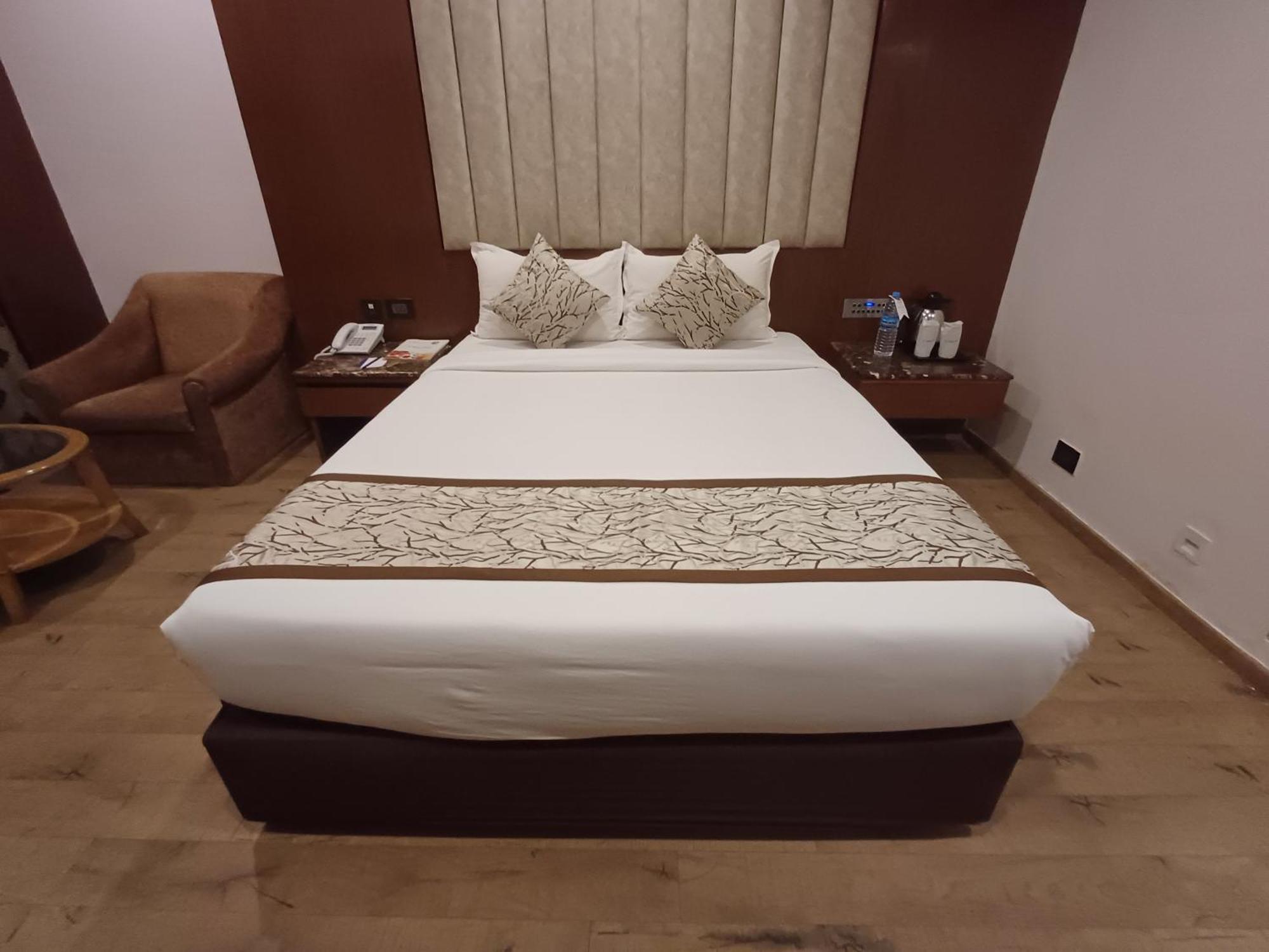 Hotel Benzz Park Csennai Kültér fotó