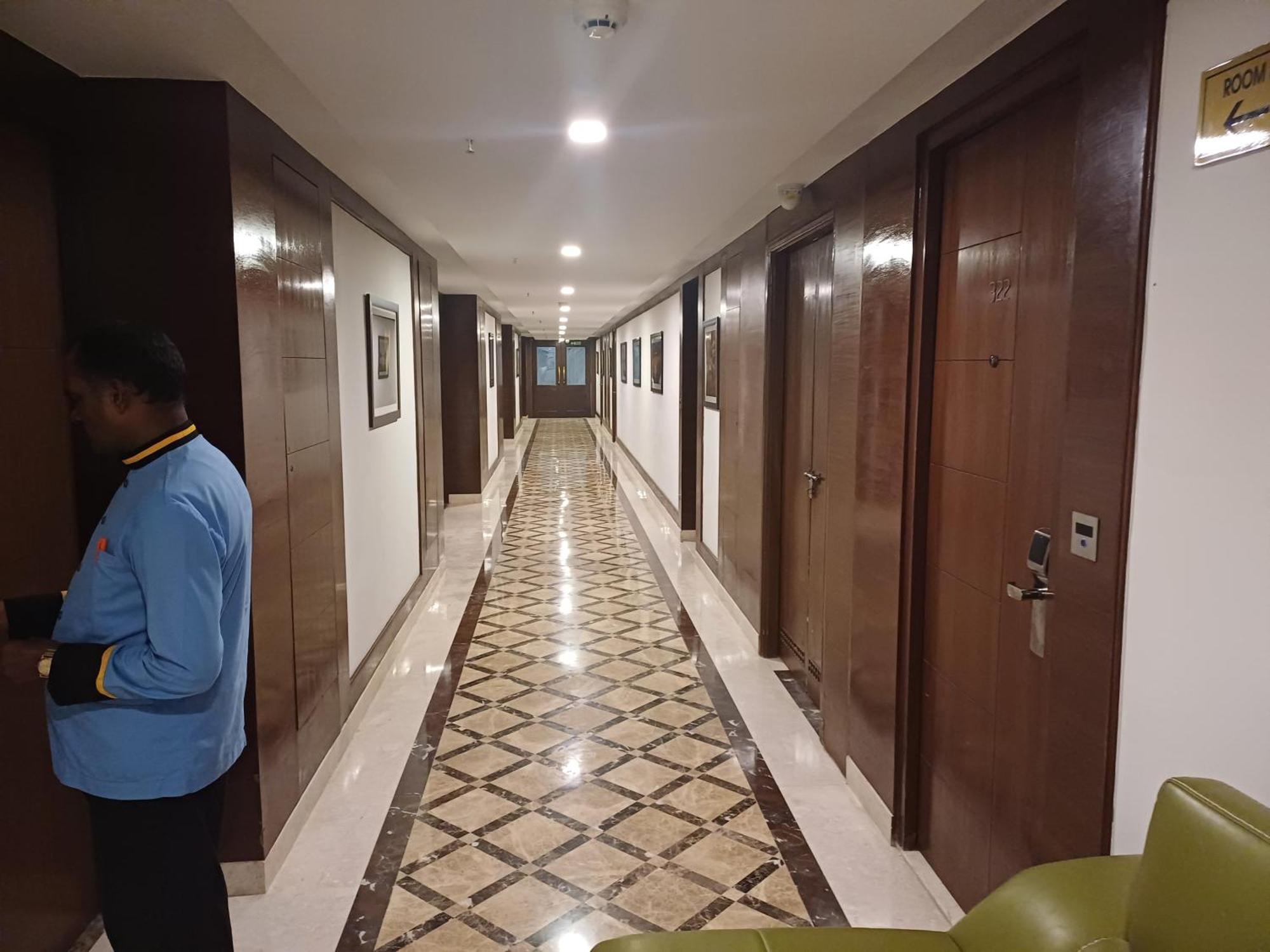 Hotel Benzz Park Csennai Kültér fotó
