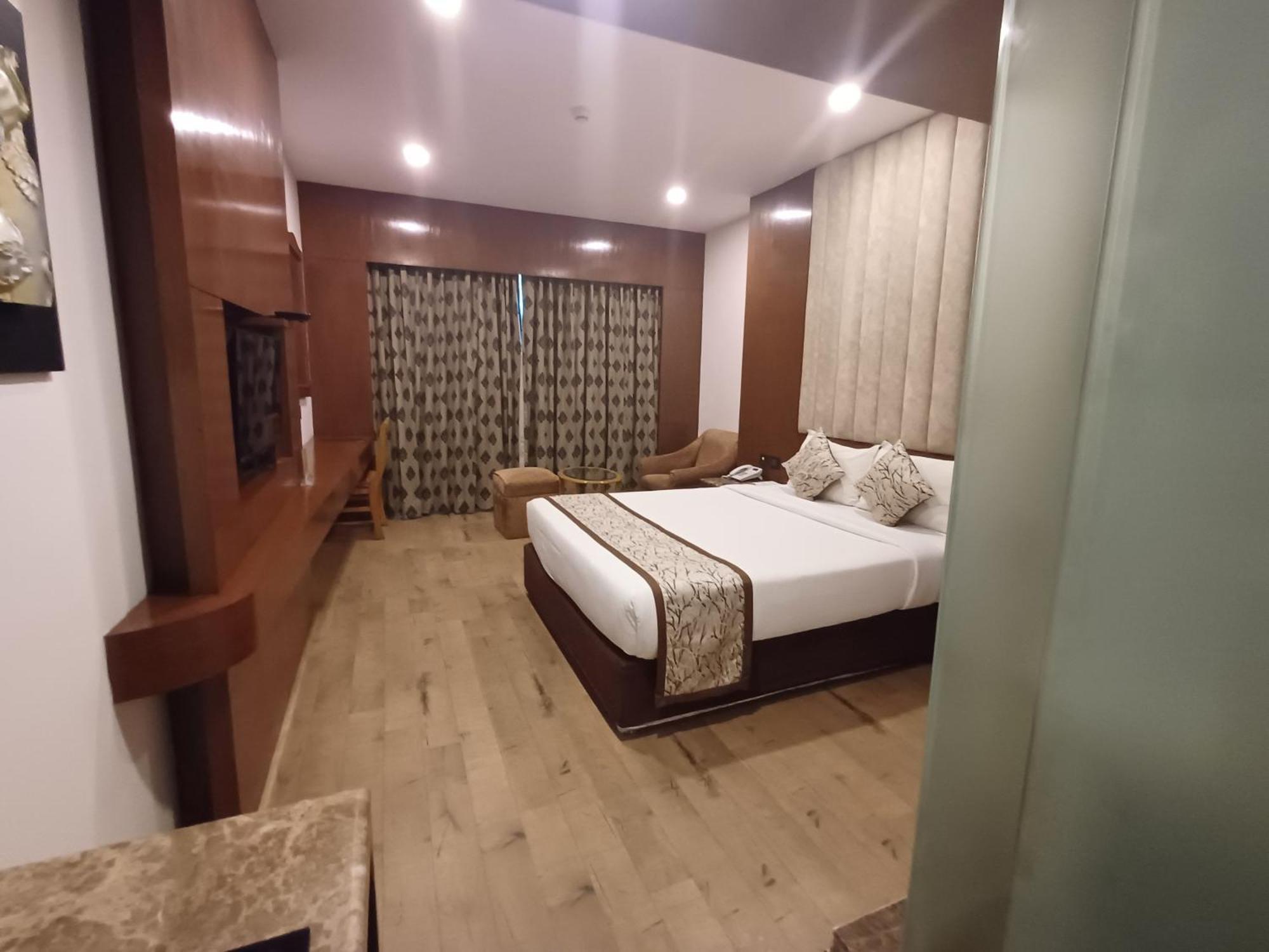 Hotel Benzz Park Csennai Kültér fotó