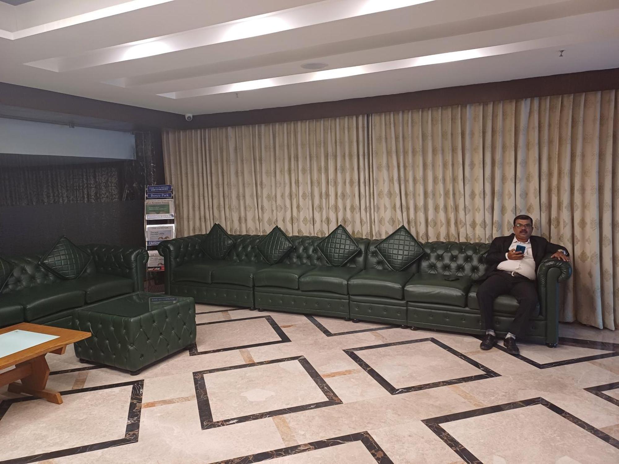 Hotel Benzz Park Csennai Kültér fotó