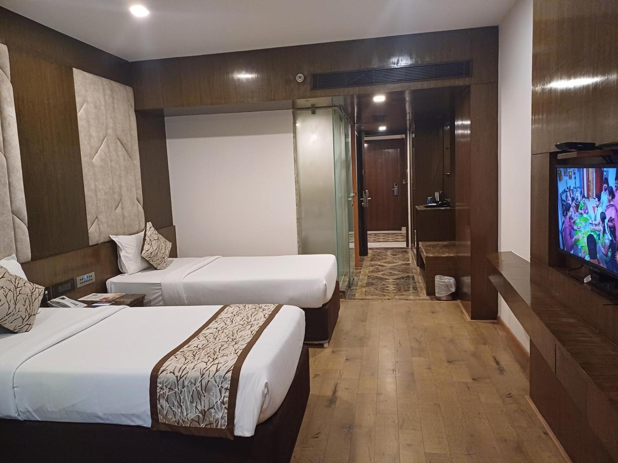 Hotel Benzz Park Csennai Kültér fotó