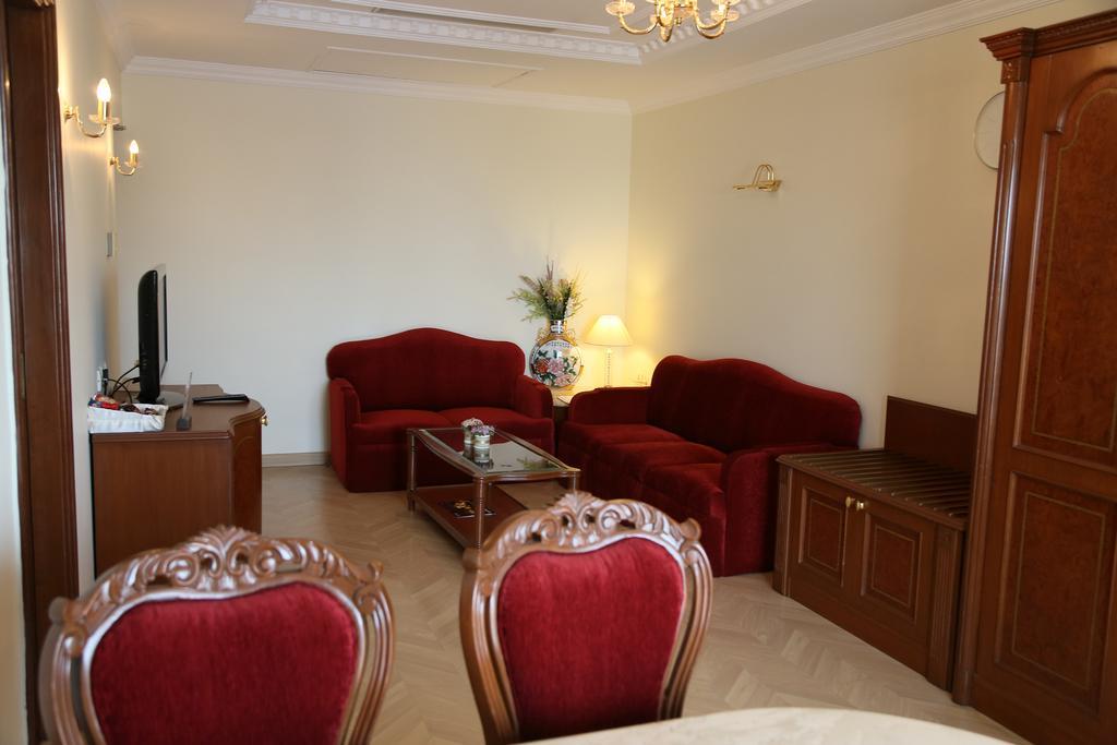 Hotel Benzz Park Csennai Kültér fotó
