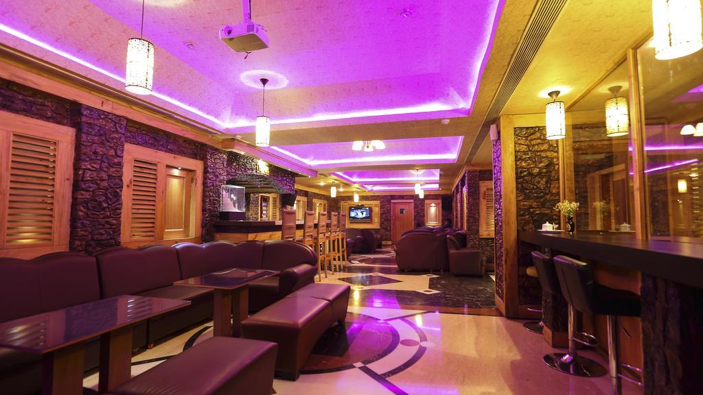Hotel Benzz Park Csennai Kültér fotó