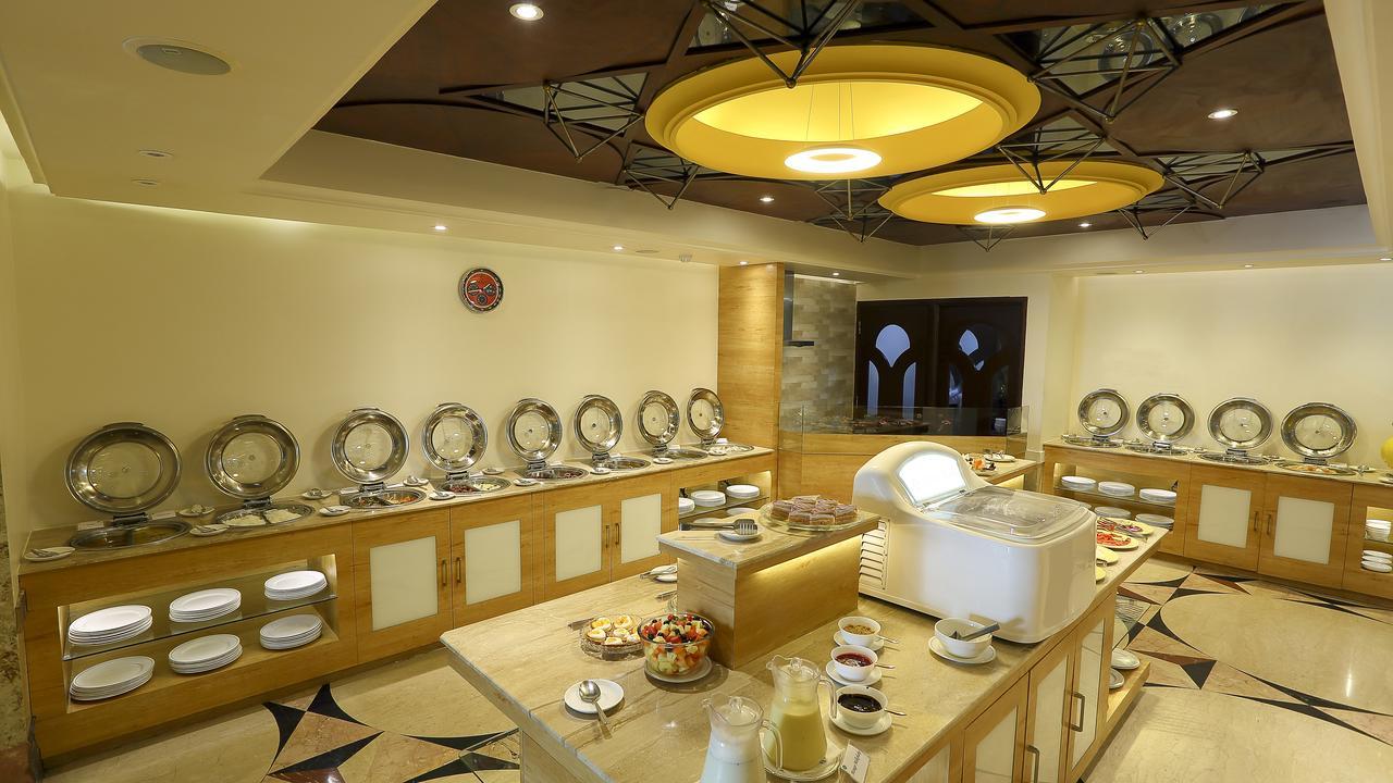 Hotel Benzz Park Csennai Kültér fotó